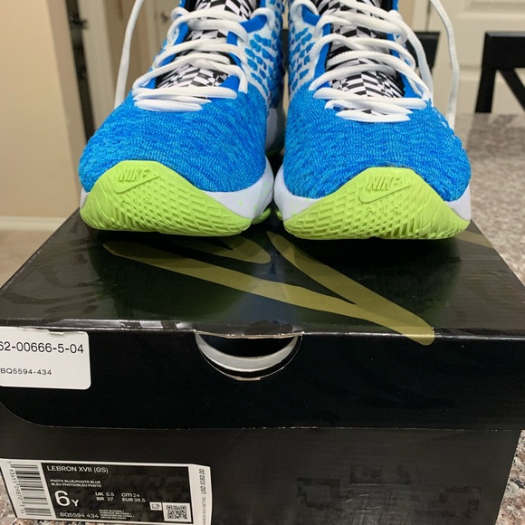 Lebron XVII Basketball Shoes - Picture 2 of 6